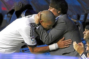 Pepe “chỉnh đốn” Jose Mourinho