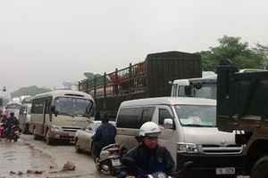 Quốc lộ 1A ùn tắc nghiêm trọng nhiều giờ