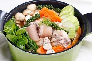 Lẩu đuôi heo nấu tiêu xanh