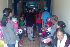 Khám bệnh tim và mắt cho hơn 1.200 người ở Kon Tum