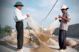 Thanh niên di cư chỉ chi 3.000 đồng cho một bữa ăn