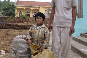 “Chàng lùn”  20 năm nhặt rác nuôi cha