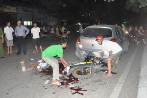 Đâm vào ô tô, 2 thanh niên thiệt mạng