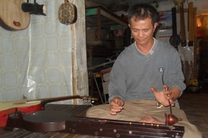 Nghệ nhân “ chân đất” và chiếc đàn độc nhất vô nhị