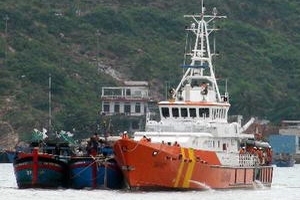 Cứu hộ 6 ngư dân mắc cạn gần quần đảo Trường Sa