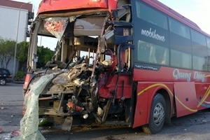 Hà Nam: Xe khách gường nằm đâm xe container