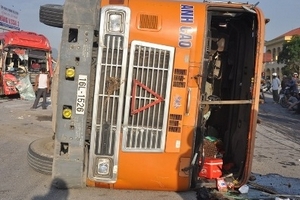 Hà Nam: Xe khách tông xe container, hàng chục hành khách hoảng loạn