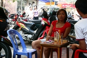 Vỉa hè lại bị chiếm dụng