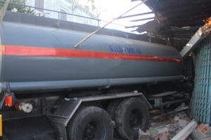 Xe chở hóa chất lao vào nhà dân, 2 người bị thương