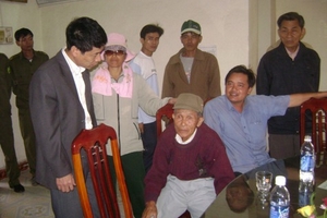 Ông lão đi ăn xin lấy tiền kêu oan cho con trai