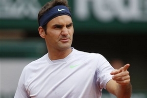 Roger Federer "tốc hành" vào vòng 2 Roland Garros