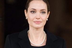 Dì ruột của Angelina Jolie qua đời vì bệnh ung thư