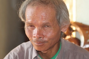 Thán phục dị nhân mù ngày cuốc bộ 15 kilomet kiếm sống