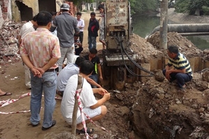 Hà Nội: Làm vỡ đường ống nước rồi "lặng thinh"