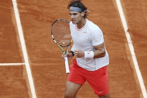 Nadal "khốn khổ" vì Klizan, Sharapova thẳng tiến