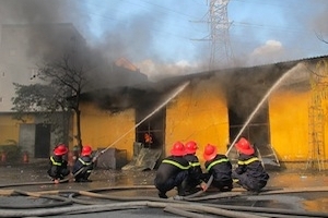 Tái cháy lớn ở kho hàng gần khu vực cầu Vĩnh Tuy