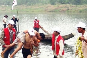 Bốn thành viên trong đoàn tình nguyện bị đuối nước