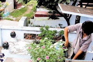 Nỗi niềm phu bốc mộ: Sống với tử khí vẫn...yêu nghề