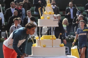 Nadal mừng sinh nhật ngay trên sân sau chiến thắng