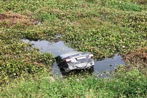 Hà Nam: Ô tô lao xuống sông, tài xế may mắn thoát chết