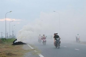 Hà Nội: Đốt rơm trên đường, gây mất an toàn giao thông
