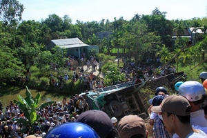 Xe khách Mai Linh lật ngửa, hành khách la hét, đập kính thoát ra ngoài