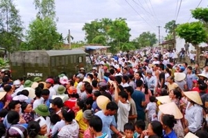 Nghệ An: Hàng nghìn người cản đường cảnh sát đòi "xử đẹp" 2 tên “cẩu tặc”