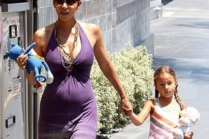 Halle Berry đang mang bầu quý tử ở tuổi ngũ tuần