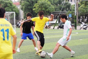 Ca sỹ Tuấn Hưng thể hiện tài bóng đá tại Hà Tĩnh