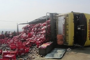 Hà Tĩnh: Lật xe tải, hàng trăm két bia văng ra đường