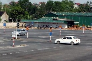 Phát hiện 4 đối tượng dùng bằng giả trong thi lái xe