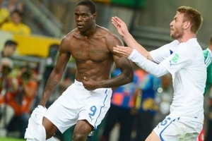 Prandelli cấm Balotelli "khoe cơ bắp" khi ăn mừng