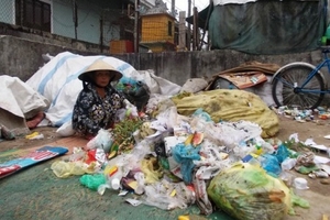 Xóm “rác” giữa lòng Cố Đô