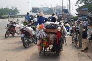 Hà tĩnh:  Họp chợ trên quốc lộ 1A, Đùa giỡn với “tử thần”
