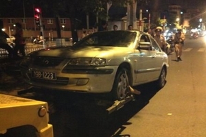 Hà Nội: Đi vào đường cấm, xế hộp tông đổ xe CSGT