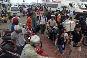 Hành khách lơ lửng trước miệng “tử thần”