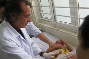 GS DeCastro phẫu thuật 6 em bé bị khiếm khuyết bộ phận sinh dục