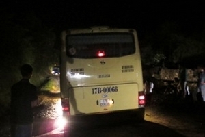 Ôtô tải hỏng giữa đường gây tắc giao thông QL70