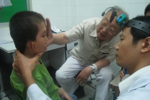 Giáo sư Nhật Bản phẫu thuật miễn phí cho trẻ có dị tật ở mặt