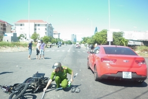 Ô tô và xe máy chạy tốc độ nhanh lao vào nhau