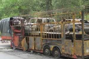 Thừa Thiên - Huế: Rơ-moóc bốc cháy, thiêu trụi 6 xe ô tô Huyndai mới