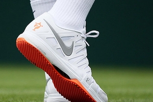 Roger Federer bị "sờ gáy" vì đi giày quá điệu đà