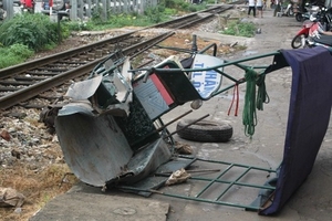 Hà Nội: Xe ba gác bị tàu “xé nát”, lái xe thoát chết