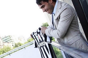 "Carlos Tevez rời Etihad là mất mát lớn của Man City"