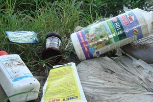 Kinh hoàng chứng kiến nông dân "tắm" hóa chất, dầu nhớt cho rau muống