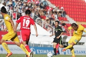 Hải Phòng gỡ hòa phút 90+6, Quảng Nam lên hạng