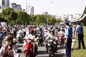 Hà Nội: Xe khách chết máy, đường Phạm Hùng ùn tắc nghiêm trọng