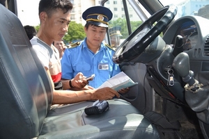 Hà Nội: Ra quân kiểm tra  phương tiện giao thông lắp đặt “hộp đen”