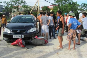 Ninh Bình: Ô tô đâm xe máy, 1 người nguy kịch
