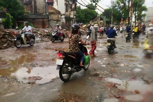 Đường Tân Mai xuống cấp nghiêm trọng